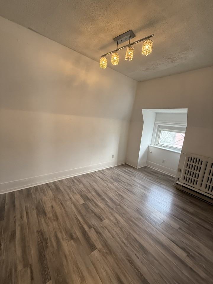 457 Somerset - Unit 3 - Photo 3 of 13