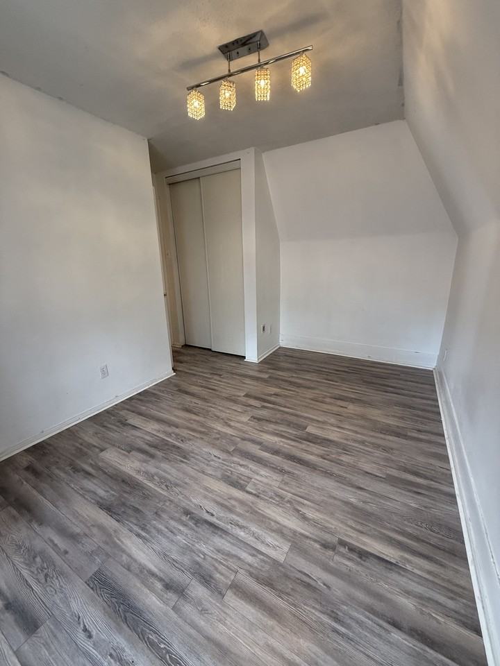 457 Somerset - Unit 3 - Photo 4 of 13