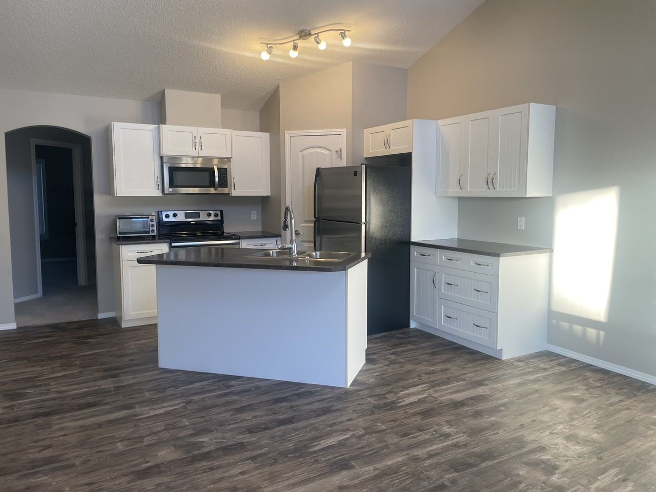 604 62 Street SW - Photo 3 of 11