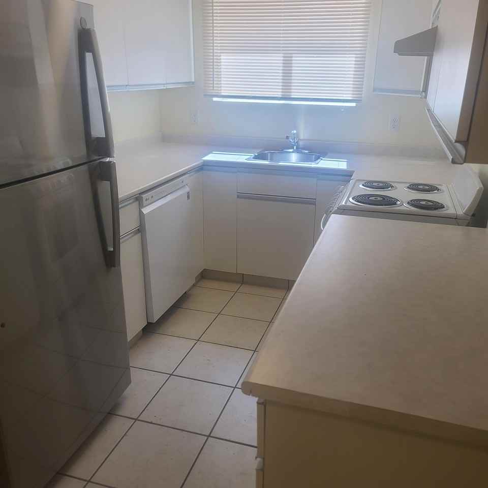 11241 127 Street - Photo 3 of 22