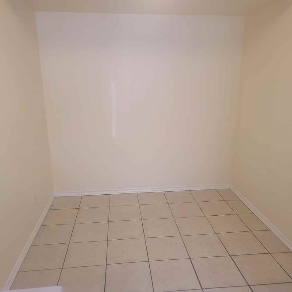 11241 127 Street - Photo 5 of 22