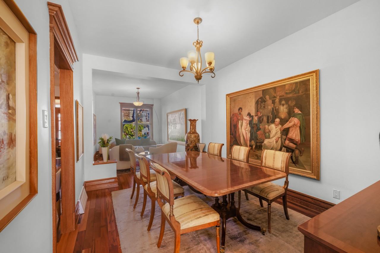 2532 Jeanne d'Arc - Photo 3 of 25