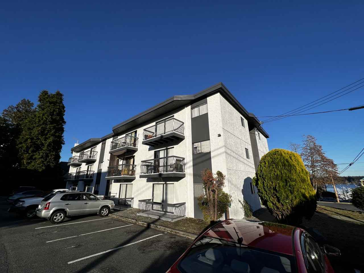 Waters Edge Apartments - Photo 3 of 11