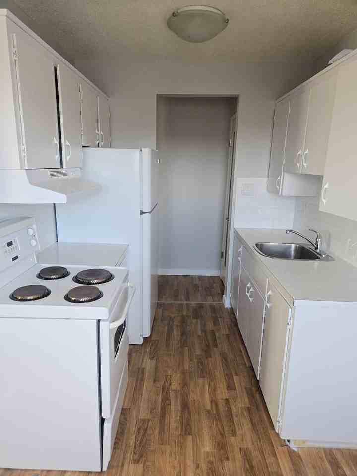 11936 81 St - Photo 2 of 8