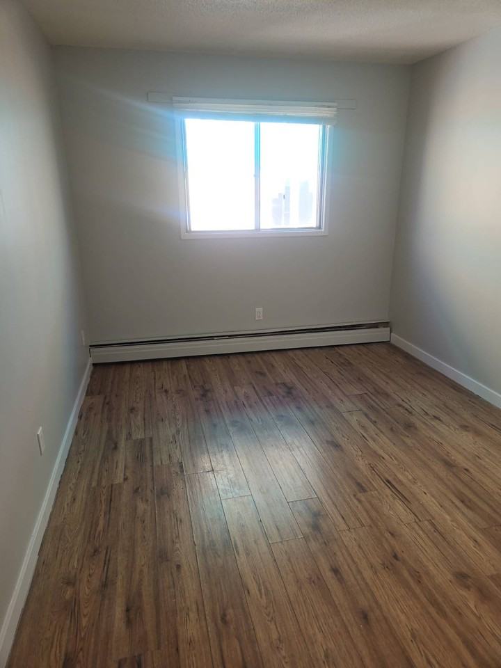 11936 81 St - Photo 3 of 8