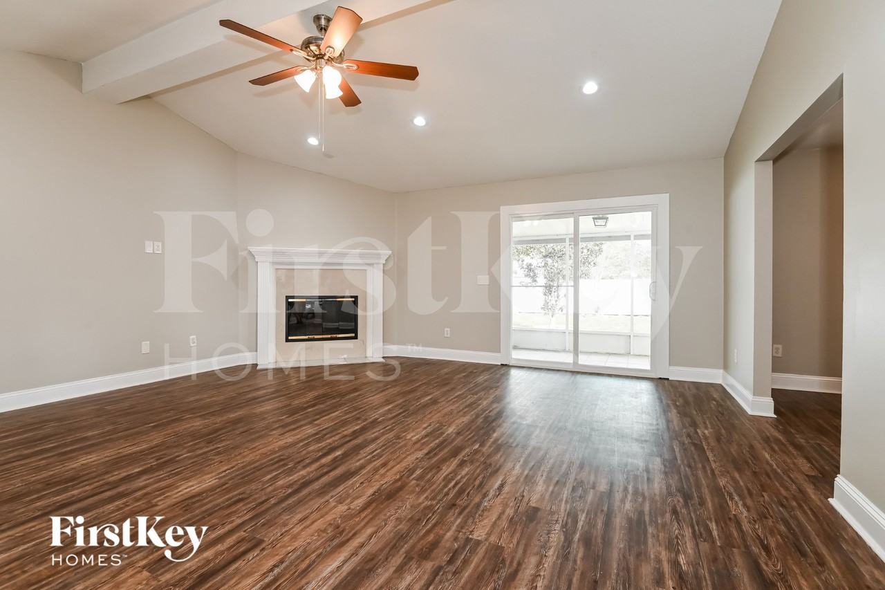 12211 Rochford Ln - Photo 3 of 15