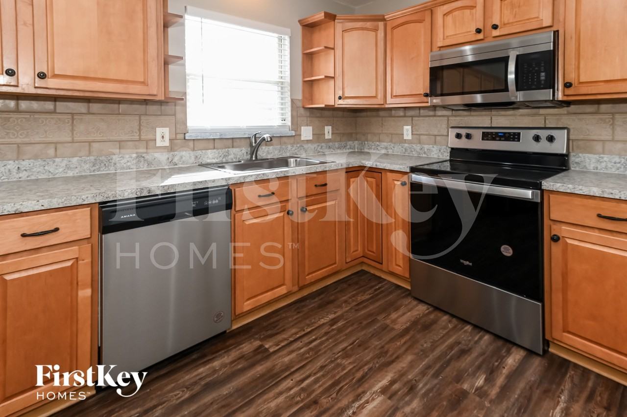 12211 Rochford Ln - Photo 5 of 15