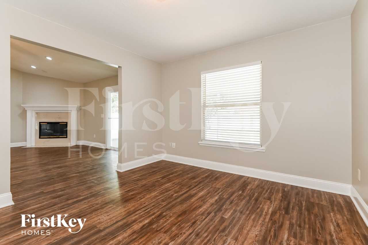 12211 Rochford Ln - Photo 7 of 15