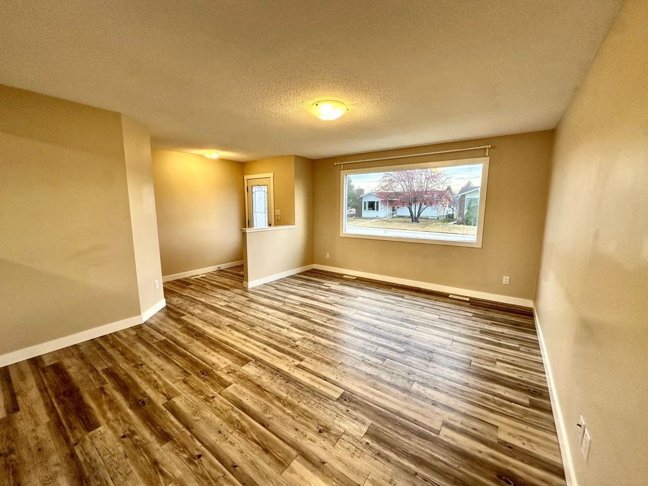 8504 152 A Avenue - Photo 2 of 12