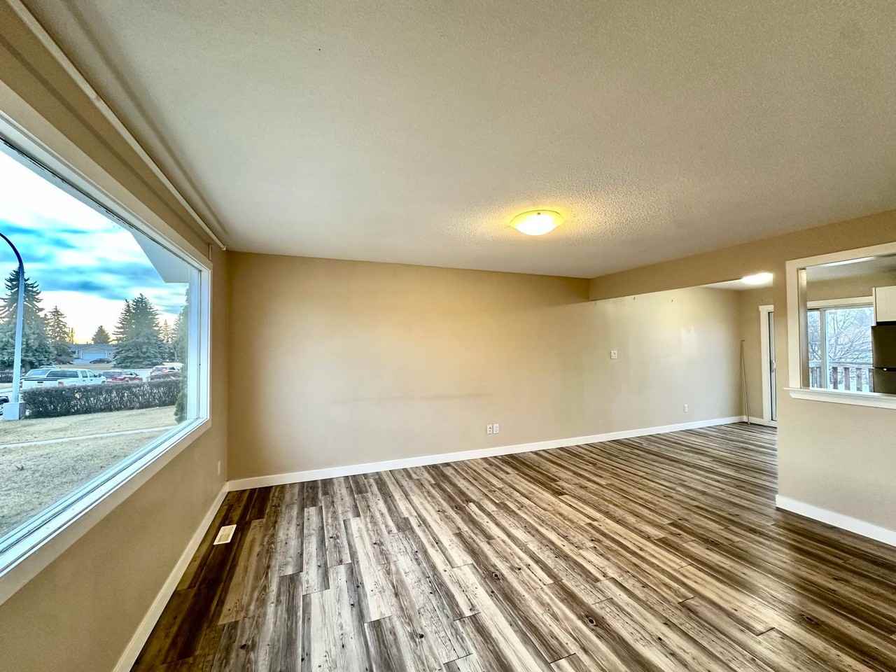 8504 152 A Avenue - Photo 4 of 12