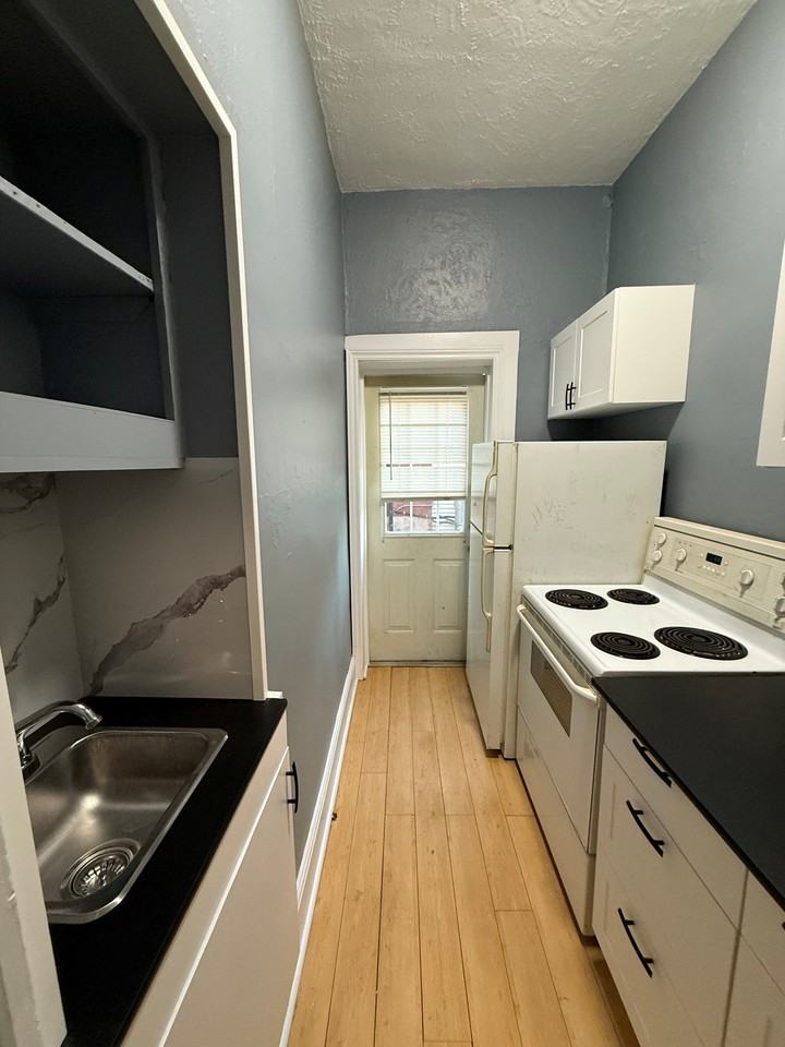 B-75 Edinburgh Road Guelph - Photo 3 of 6