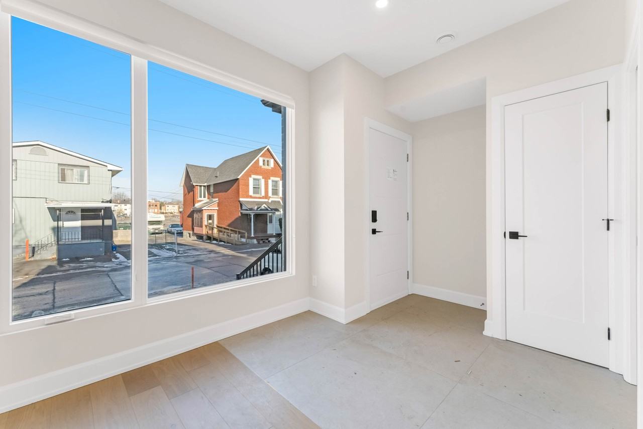 130 Carillon Street - Photo 5 of 33