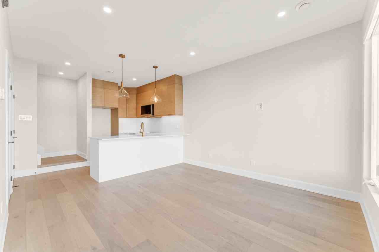 130 Carillon Street - Photo 6 of 33