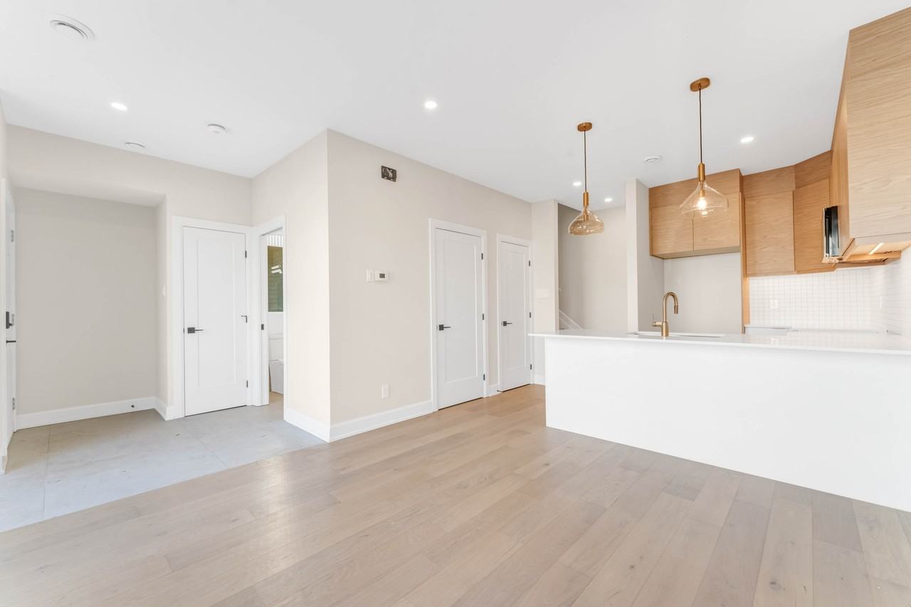 130 Carillon Street - Photo 7 of 33