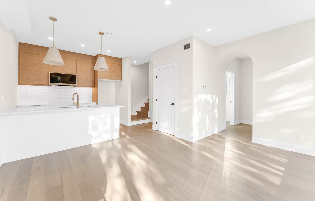 132 Carillon Street - Photo 7 of 24