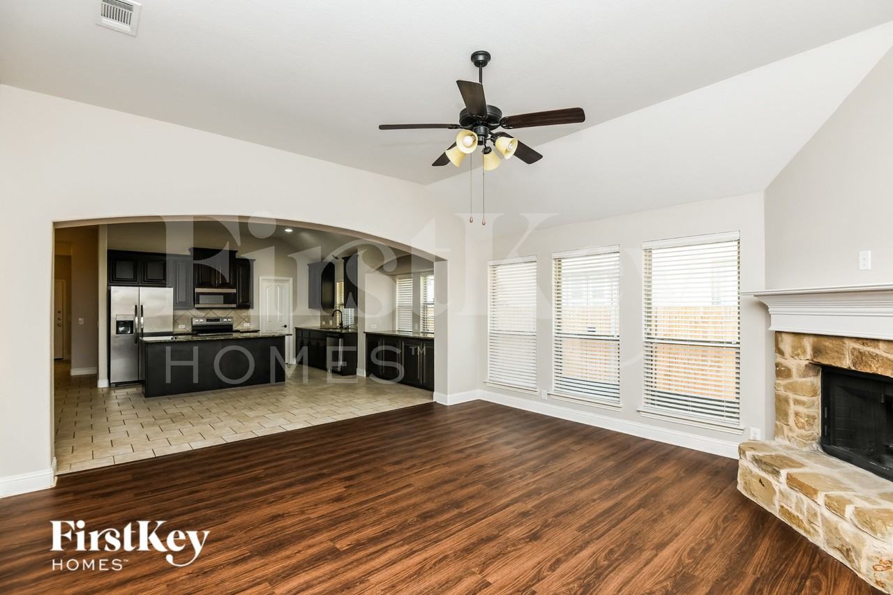 826 Graham Dr - Photo 3 of 15