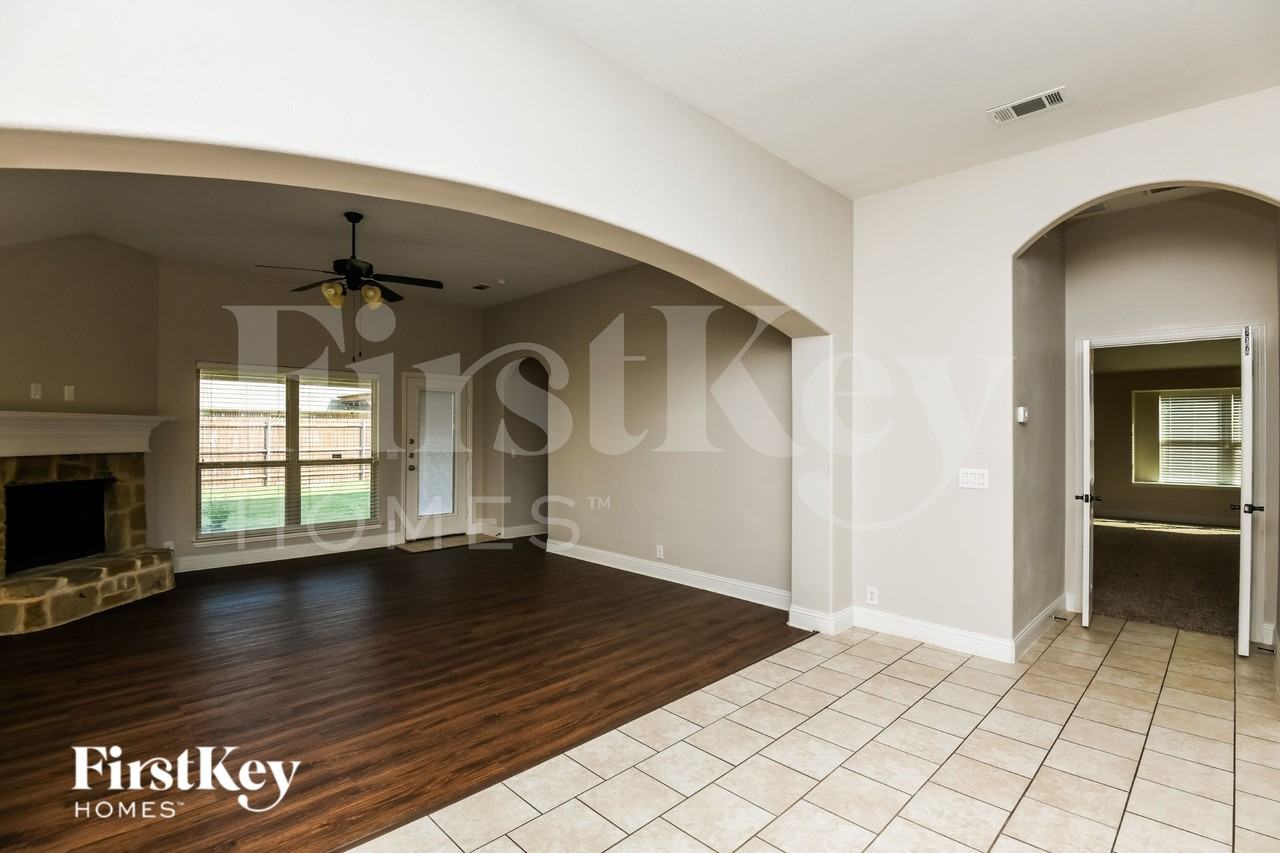 826 Graham Dr - Photo 5 of 18