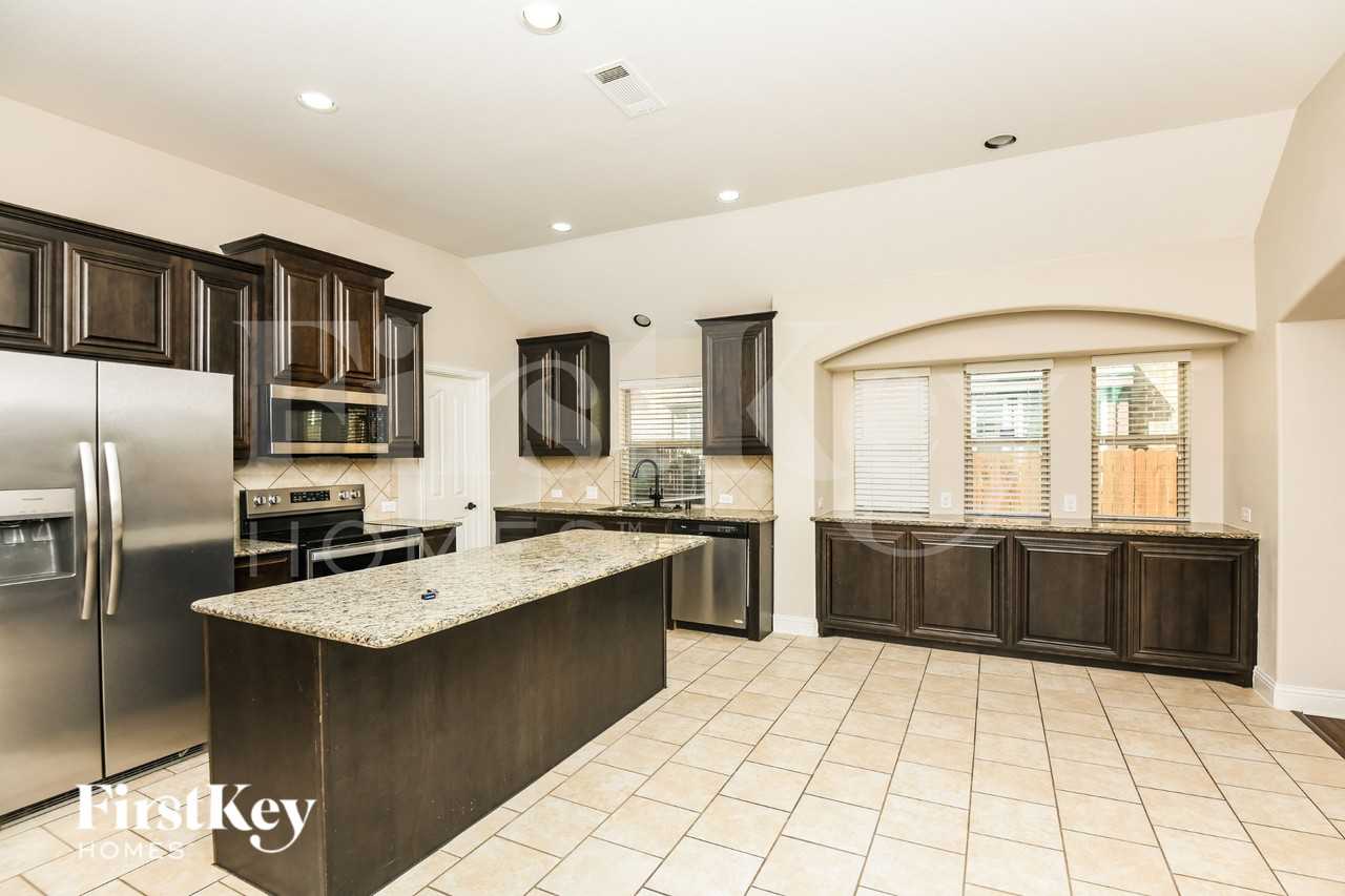 826 Graham Dr - Photo 6 of 18