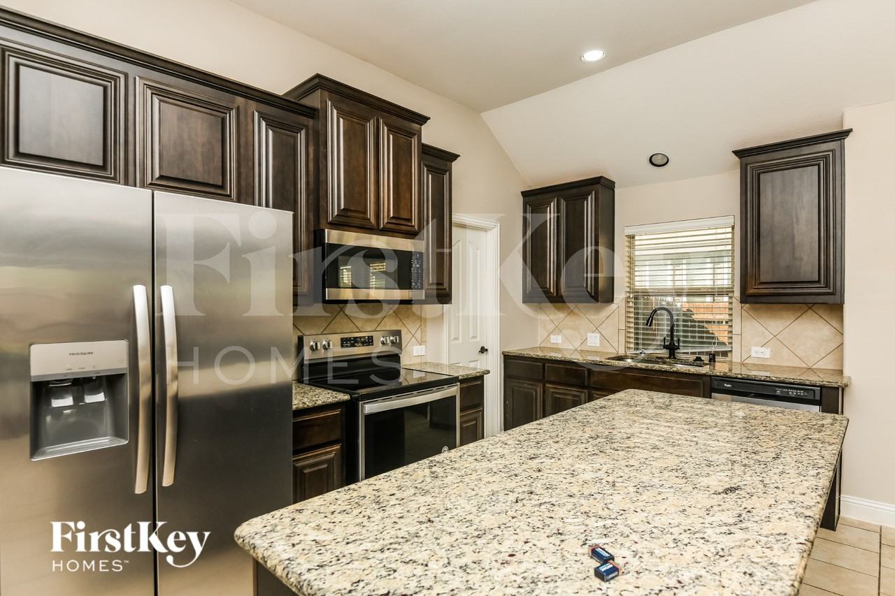 826 Graham Dr - Photo 7 of 18