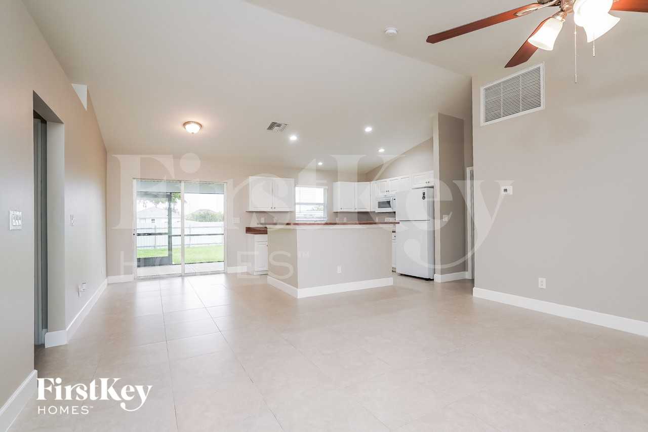 2031 Ne 9th Pl - Photo 2 of 15