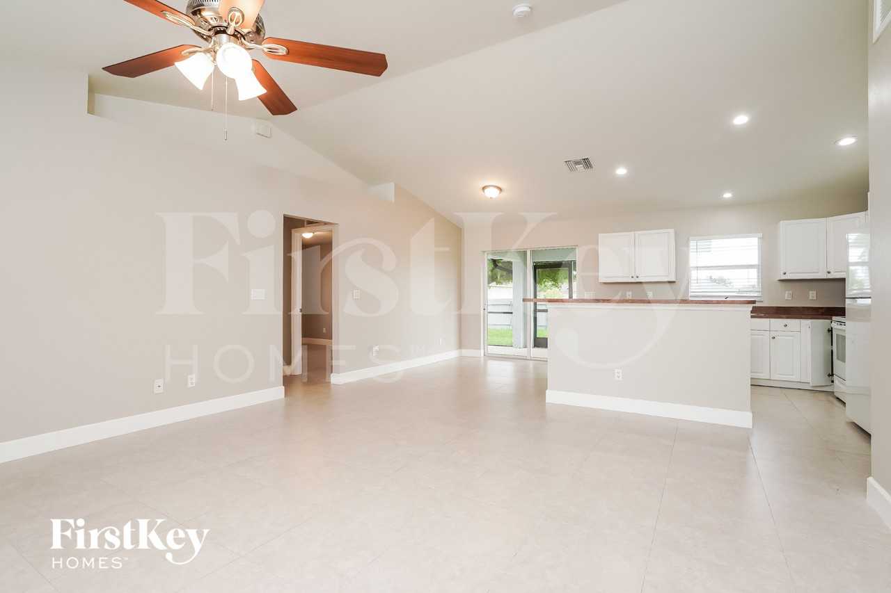 2031 Ne 9th Pl - Photo 3 of 15