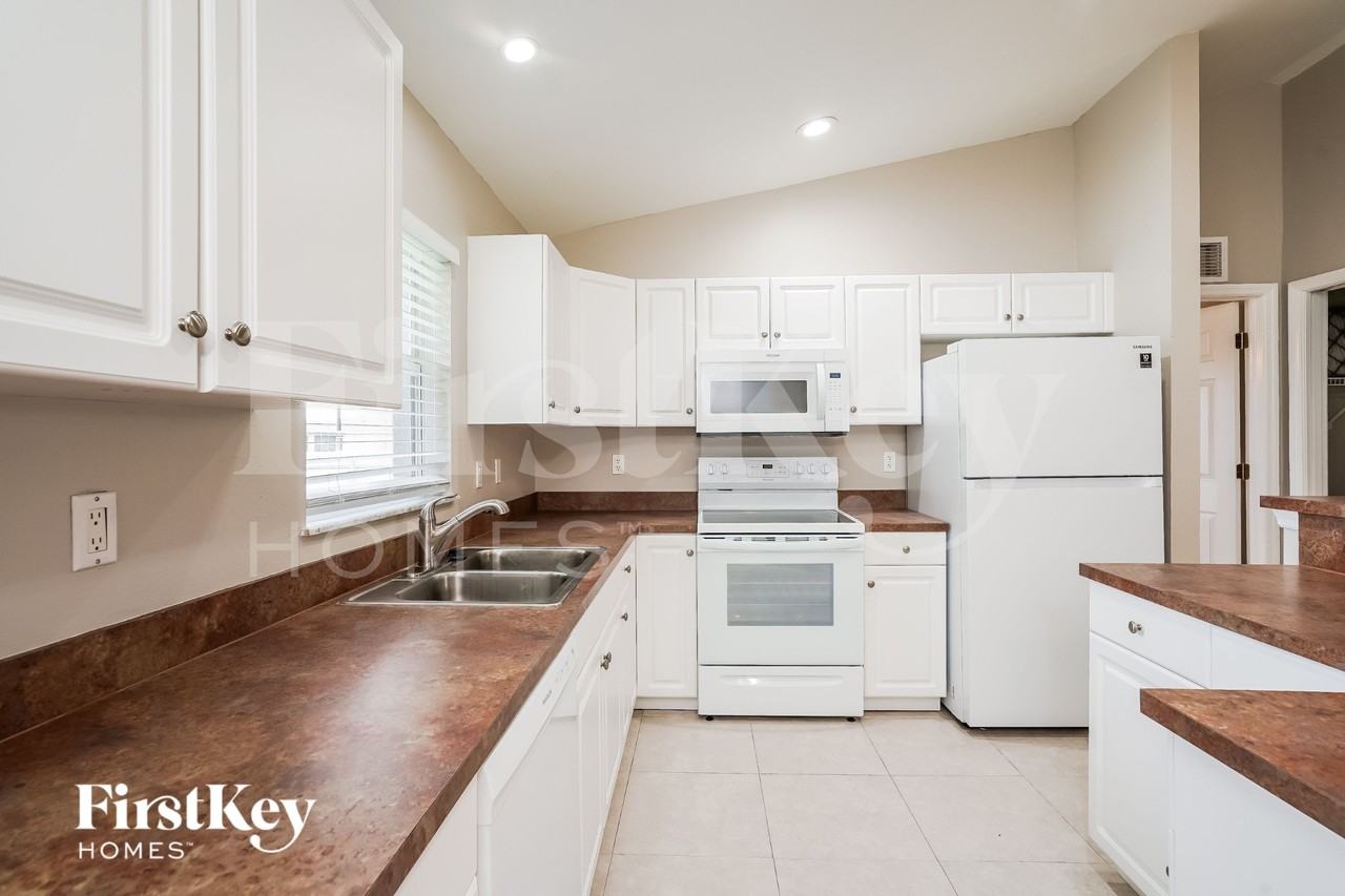 2031 Ne 9th Pl - Photo 6 of 15