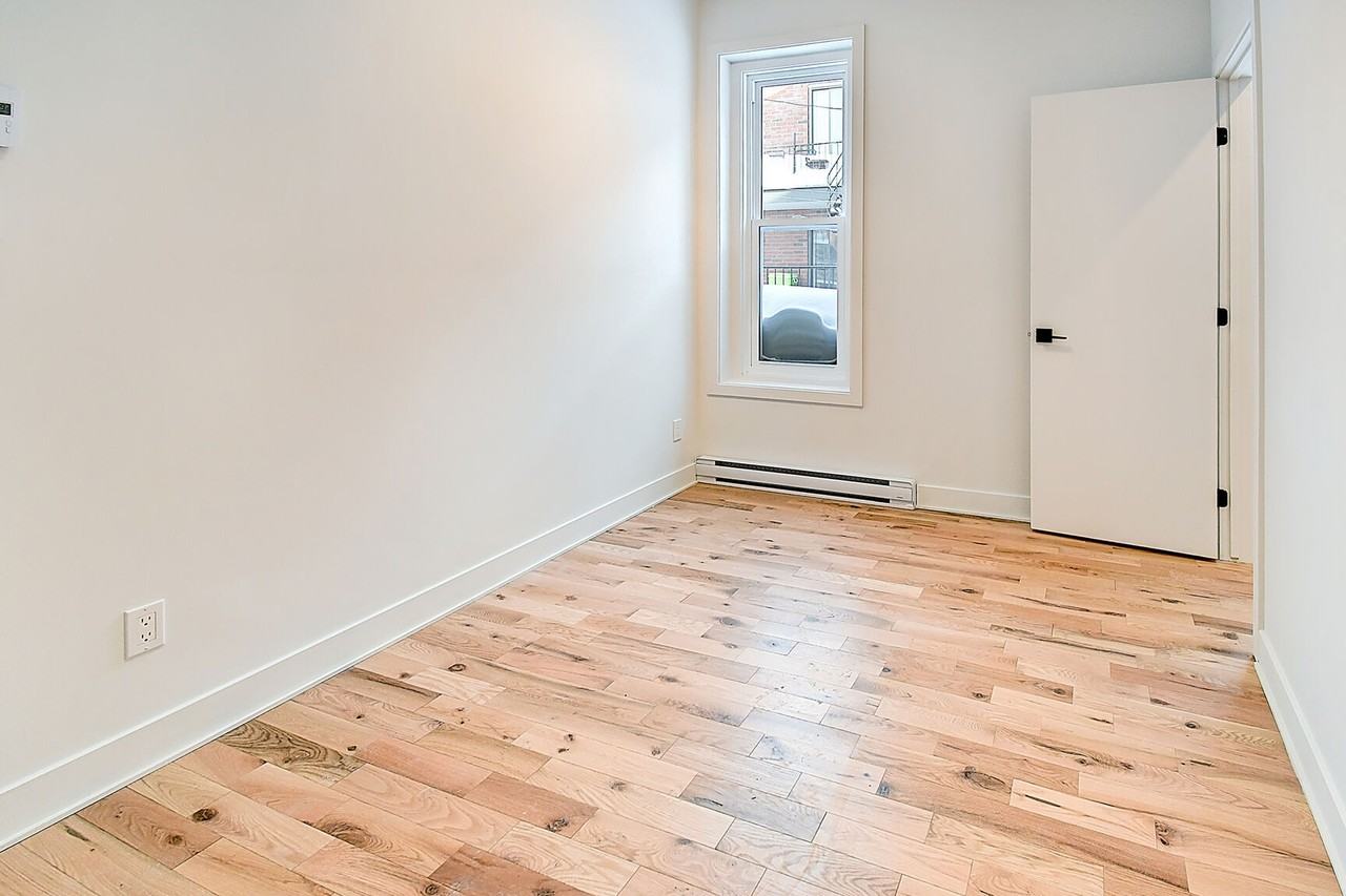 4791 Rue Ste-Catherine E. - Photo 7 of 14