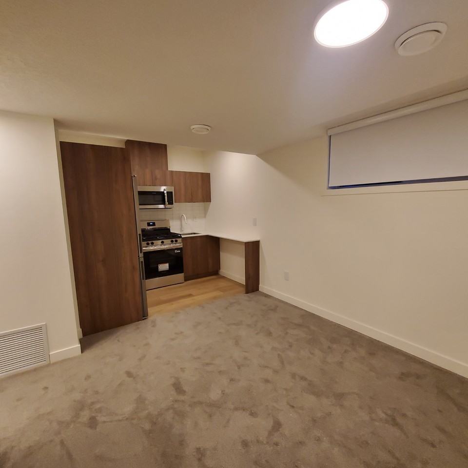 7424 95 ST Basement Suite - Photo 2 of 14