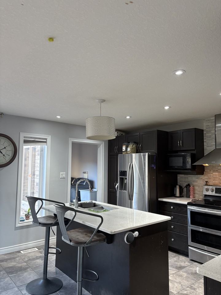 720 Victoria Road North - Photo 4 of 36