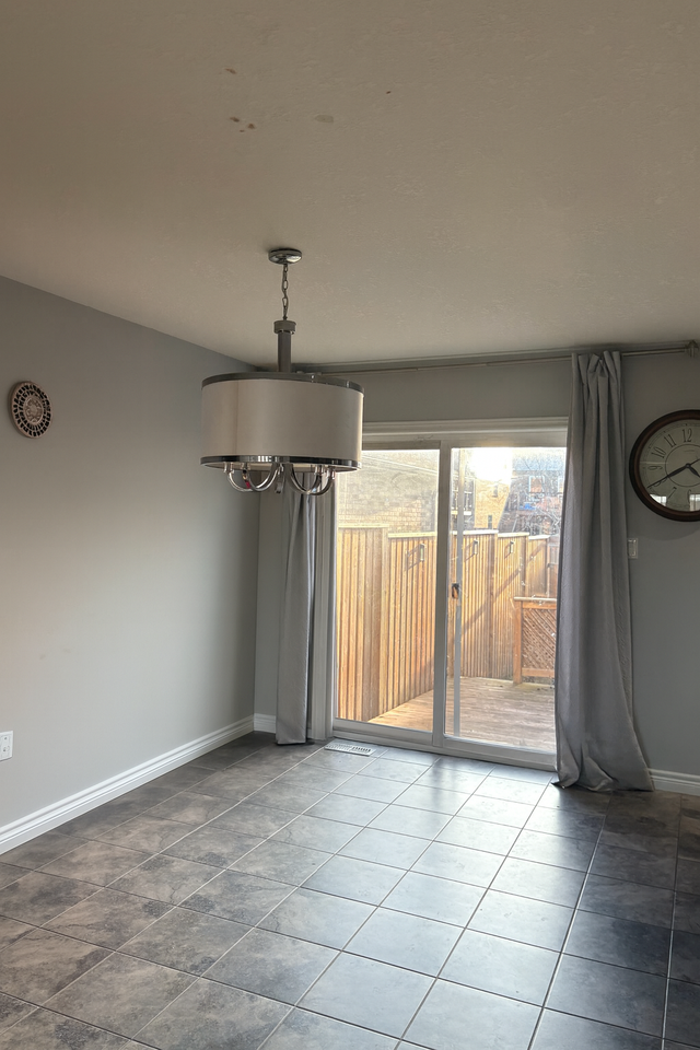 720 Victoria Road North - Photo 5 of 36