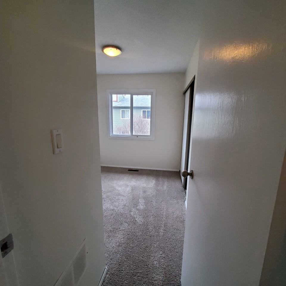 5397 Hillview Crescent - Photo 5 of 40