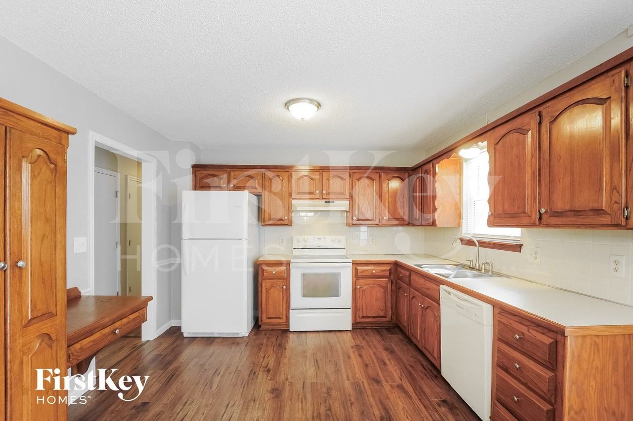 2116 Ne Cromwell St - Photo 6 of 15