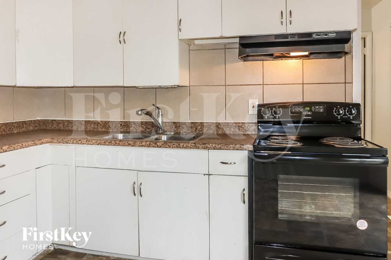 9312 Stark Ave - Photo 5 of 16