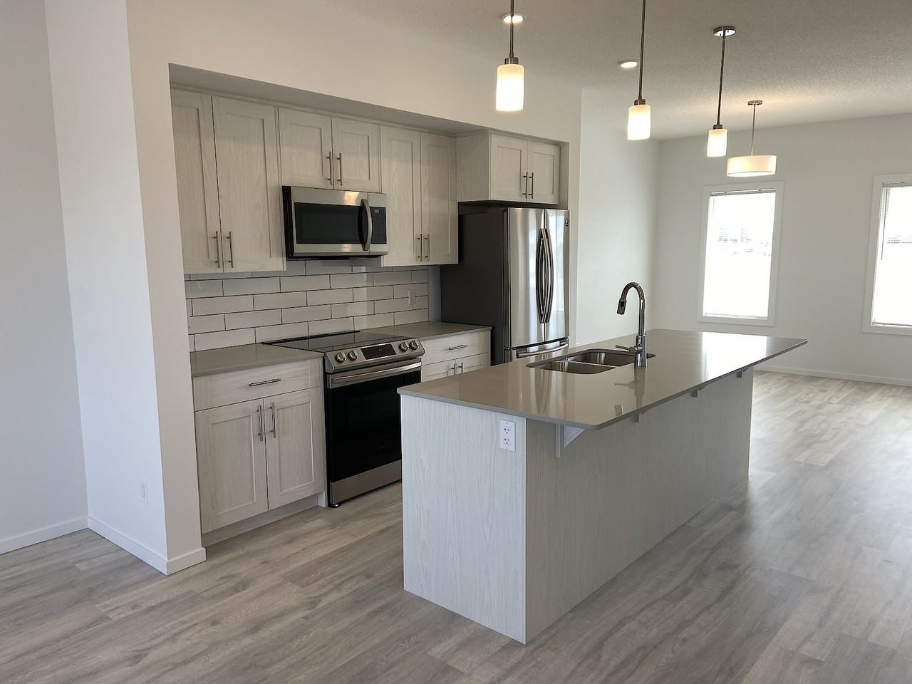 2511 193 St NW – Main - Photo 2 of 9