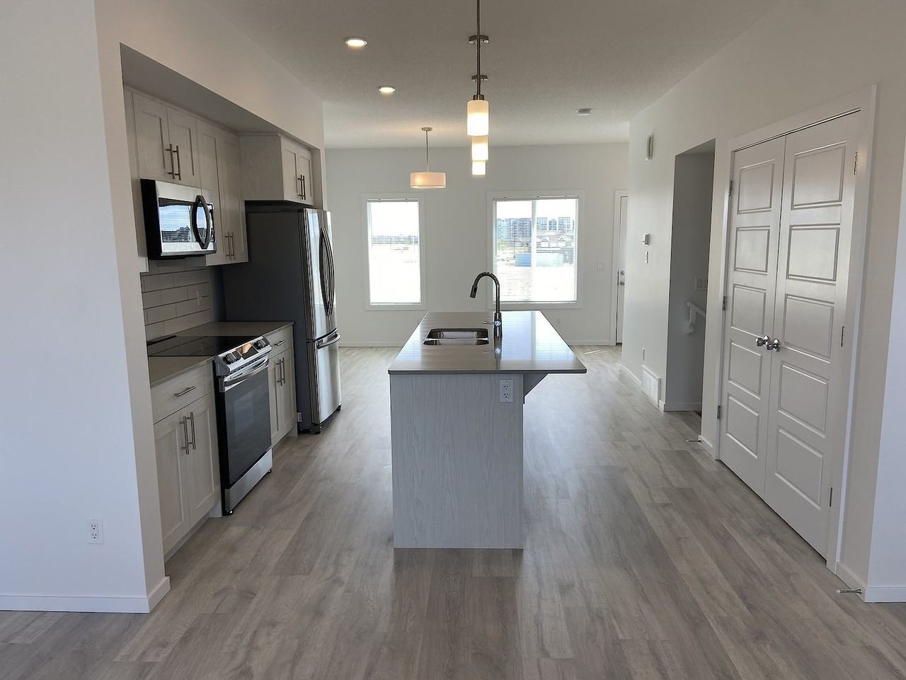 2511 193 St NW – Main - Photo 3 of 9