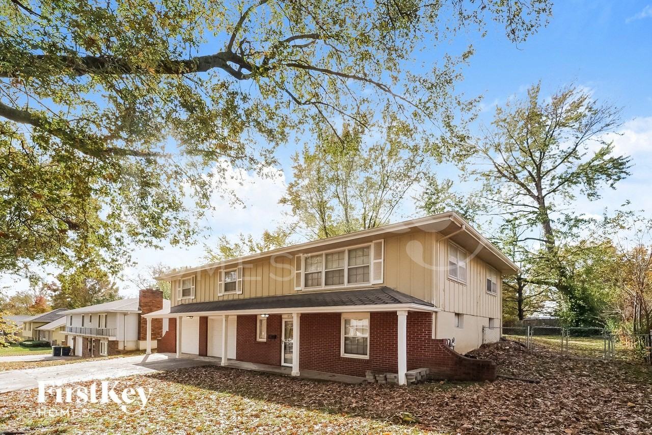 8728 Everett St - Photo 2 of 16