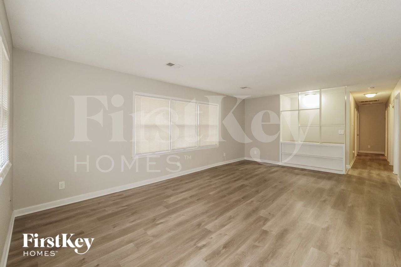 8728 Everett St - Photo 3 of 16