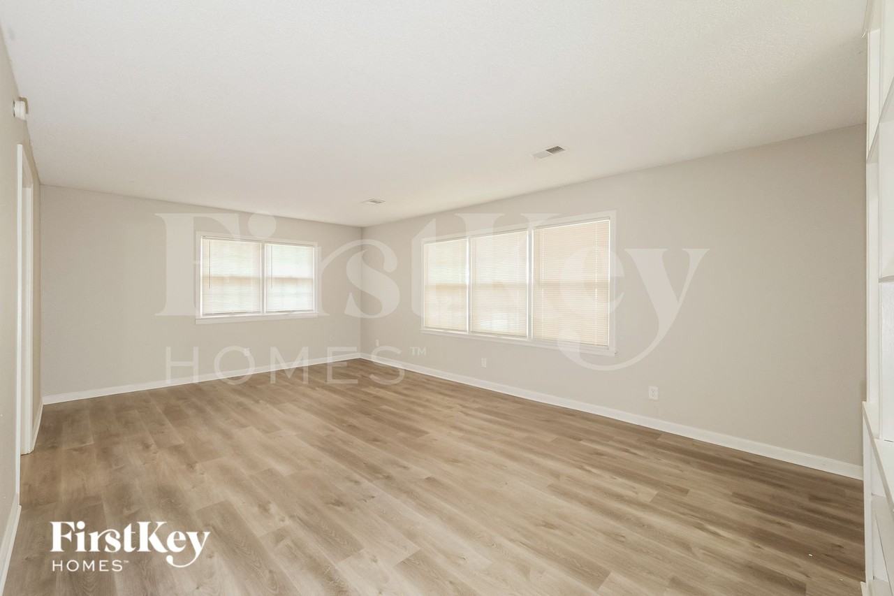 8728 Everett St - Photo 4 of 16