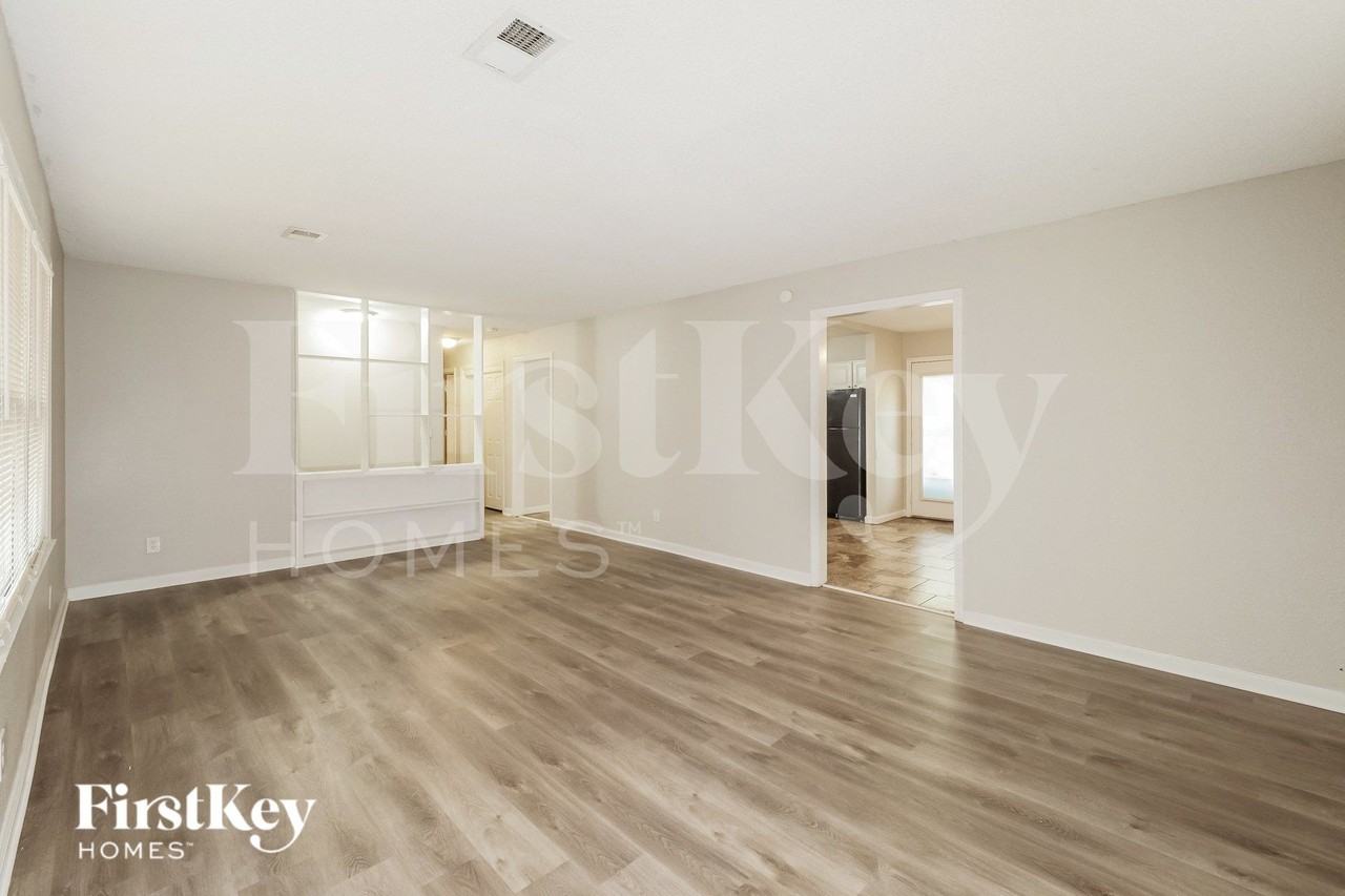 8728 Everett St - Photo 5 of 16