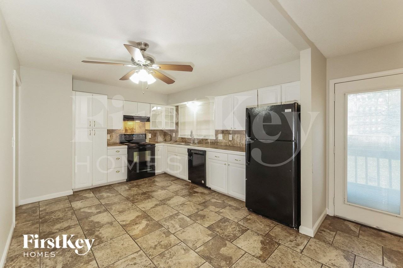 8728 Everett St - Photo 6 of 16