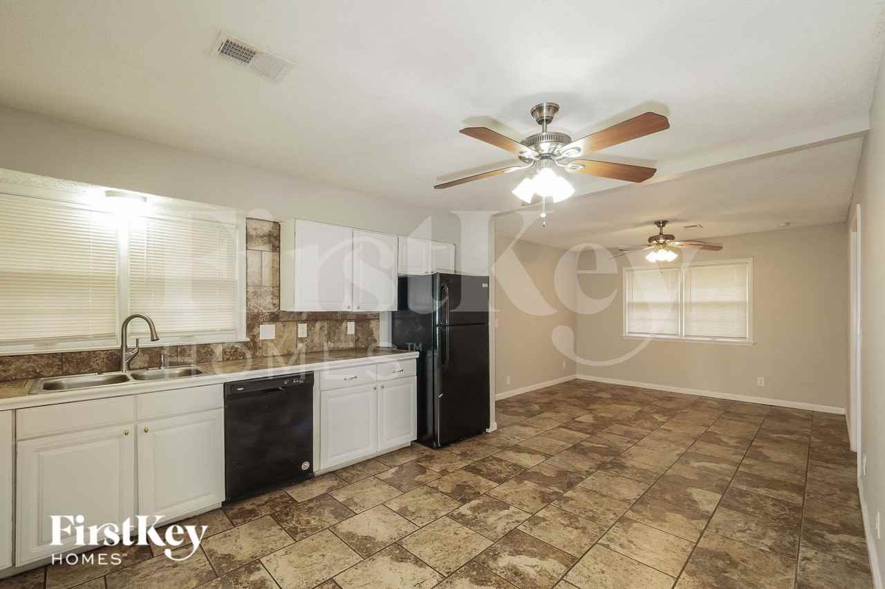 8728 Everett St - Photo 7 of 16