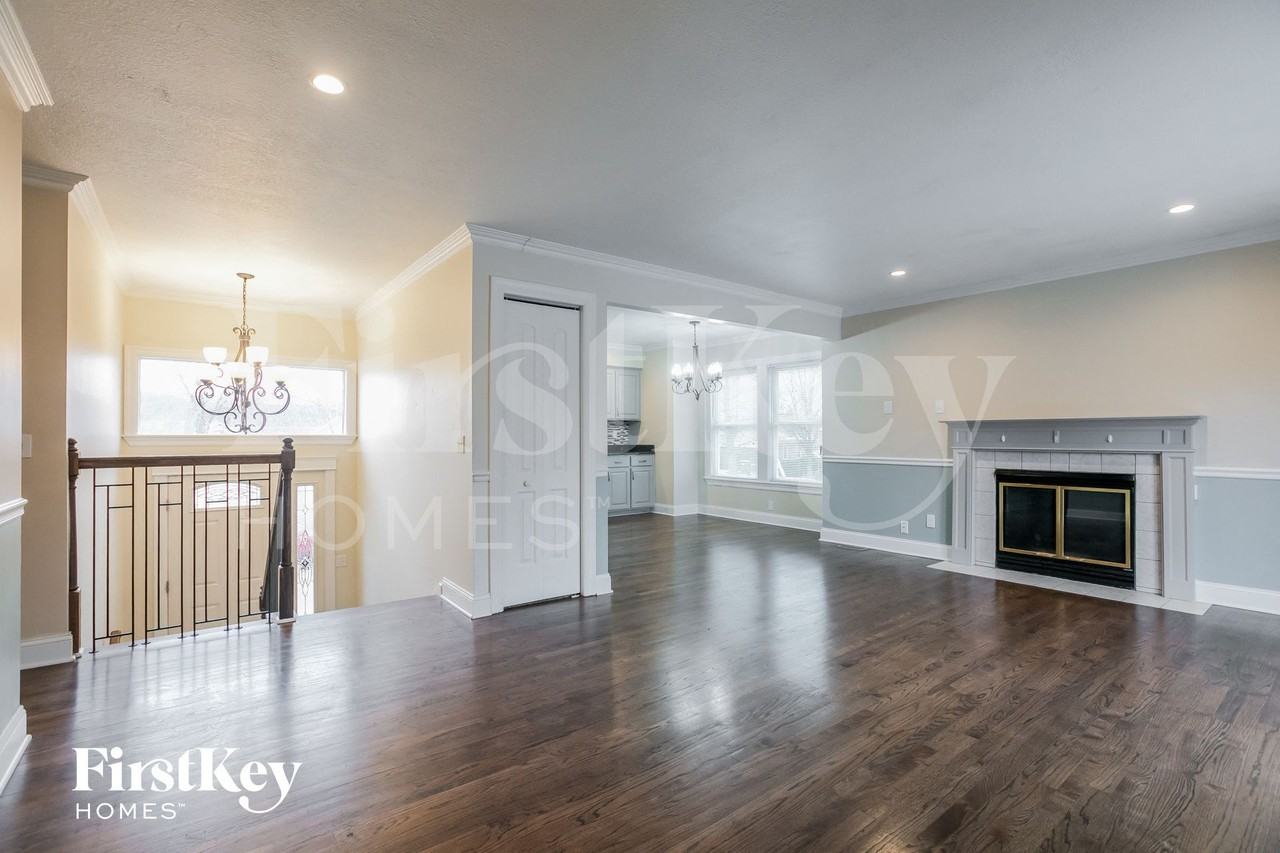 810 York Dr - Photo 3 of 15