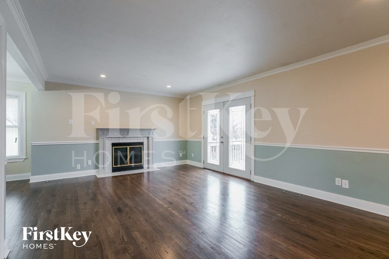 810 York Dr - Photo 4 of 15