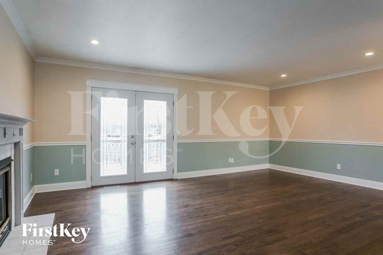 810 York Dr - Photo 5 of 15