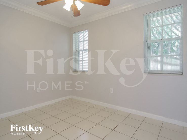 809 Sw 8th Ave - Photo 4 of 15