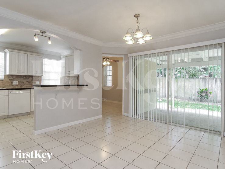 809 Sw 8th Ave - Photo 5 of 15