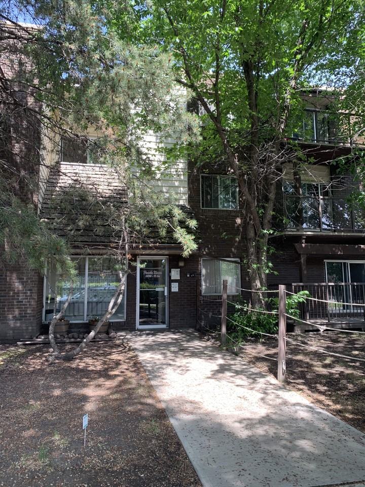 Pamela Manor - Photo 5 of 22