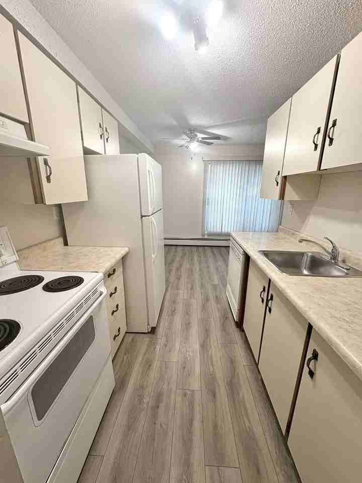 Pamela Manor - Photo 7 of 22