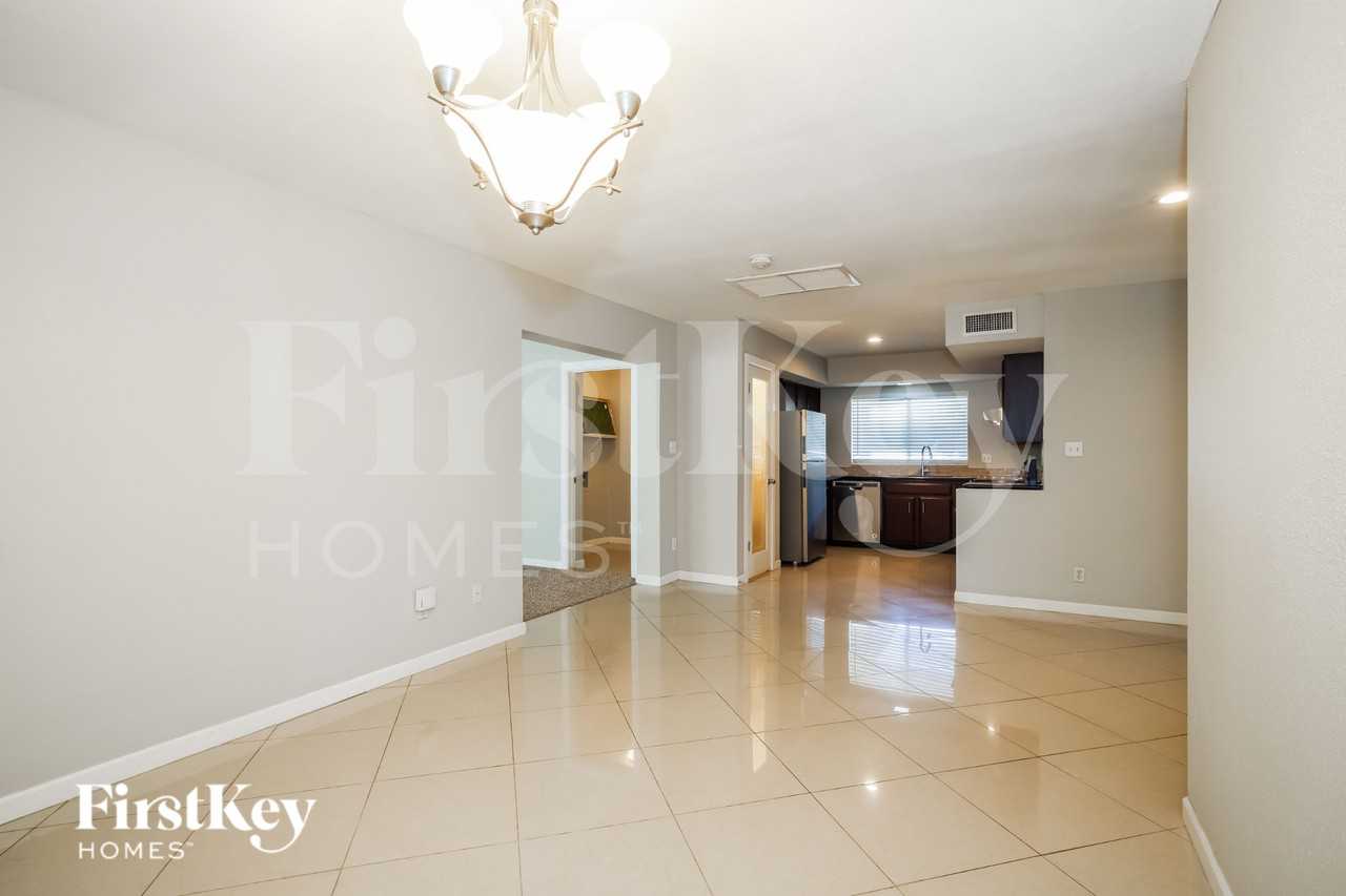 6025 W Evans Dr - Photo 5 of 19