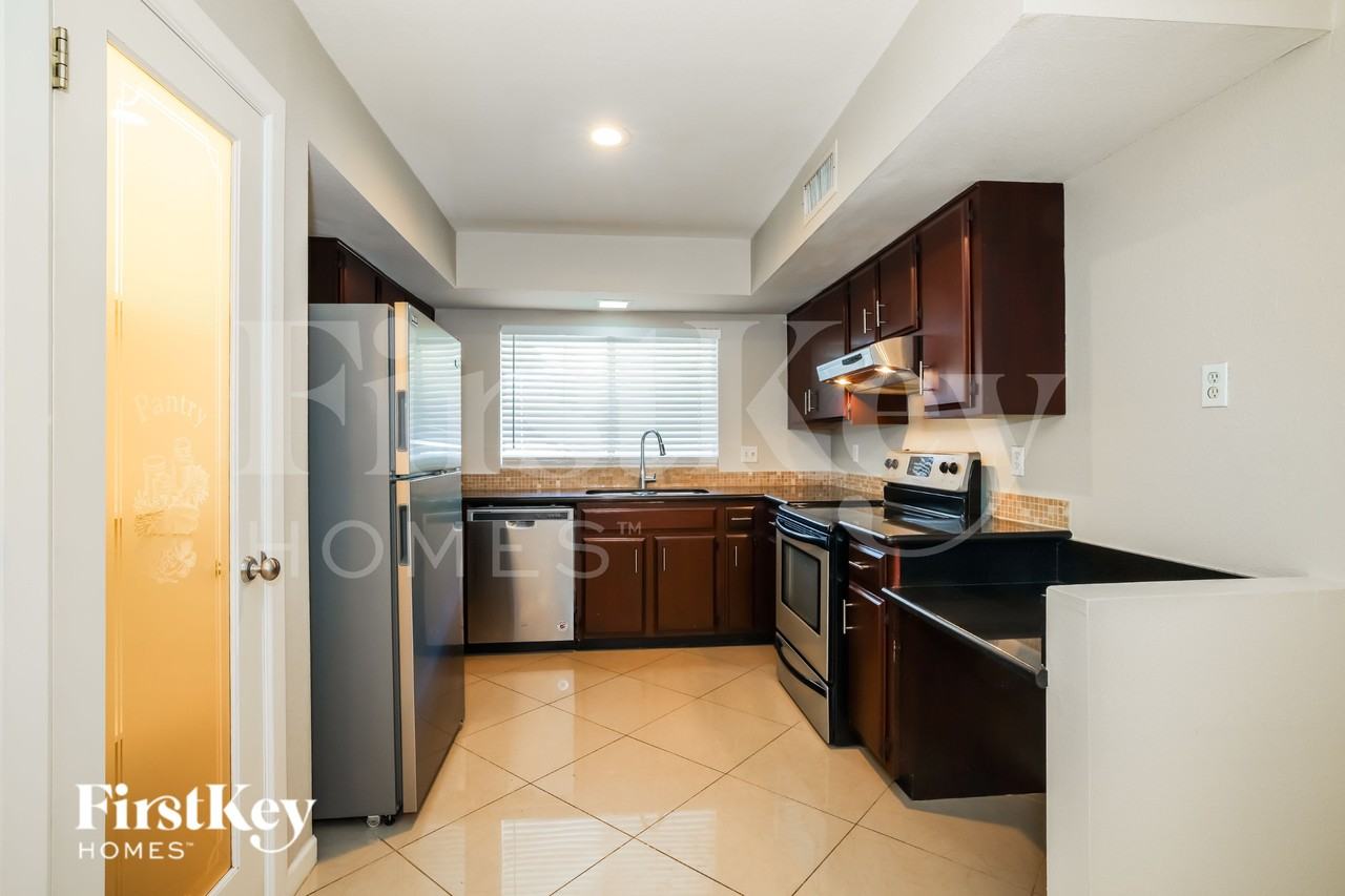 6025 W Evans Dr - Photo 7 of 19